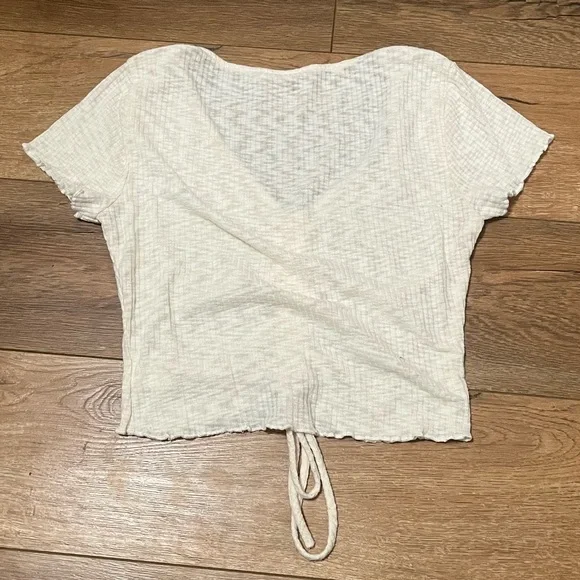 2 FEMININE CROP TOPS - Picture 4 of 7